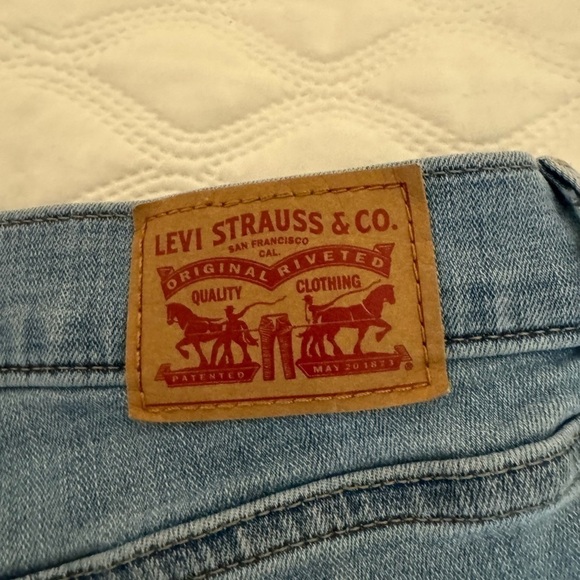 Levi’s Shorts Women’s 31 Med/Lgt Wash Classic Bermuda Mid Rise Original Stretch - Picture 5 of 9